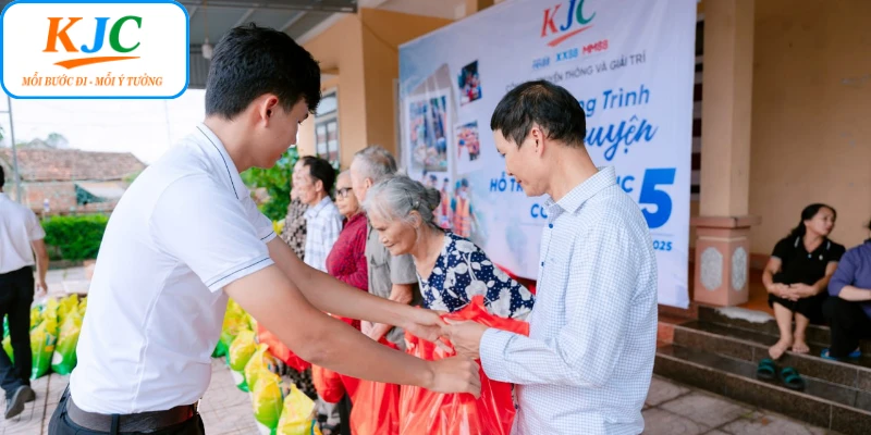 Hoạt động chia sẻ yêu thương sau cơn bão số 5 từ KJC